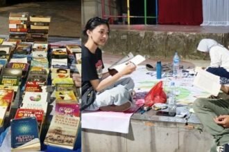 BACA BUKU GRATIS - Dari mahasiswa, ojol, hingga karyawan swasta menjadikan Lapak Baca Gratis di Taman Ngaliyan, Semarang, sebagai tongkrongan 'penuh gizi'. Di Taman Baca Gratis, pengunjung bisa menikmati ragam bacaan, mulai dari buku-buku filsata, novel, hingga komik. (dul)