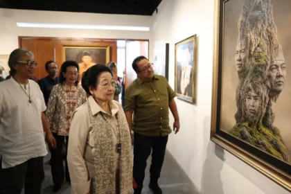 AKRAB - Presiden ke-5 Indonesia Megawati Soekarnoputri bersama GKR Hemas, Butet Kartaredjasa, dan Rano Karno, menikmati pameran seni rupa Mata Hati Soekarno, di Le Gareca Space, Bantul, DI Yogyakarta, Sabtu (6/6/2026).