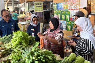 PANTAU HARGA--Pemkot melalui Tim Satgas Saber Harga dan Kualitas Pangan memantau harga di Pasar Peterongan Semarang. (ist)