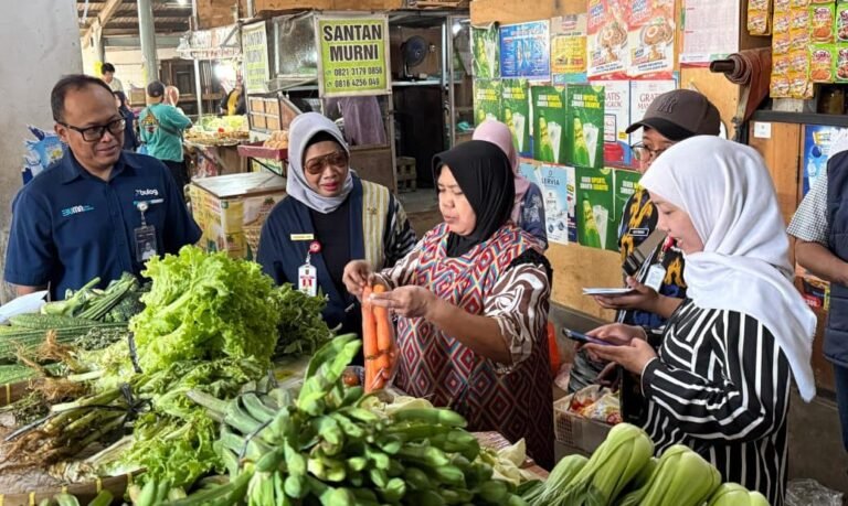 PANTAU HARGA--Pemkot melalui Tim Satgas Saber Harga dan Kualitas Pangan memantau harga di Pasar Peterongan Semarang. (ist)