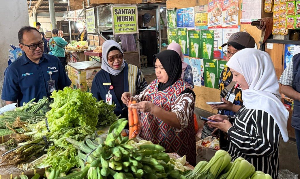 PANTAU HARGA--Pemkot melalui Tim Satgas Saber Harga dan Kualitas Pangan memantau harga di Pasar Peterongan Semarang. (ist)