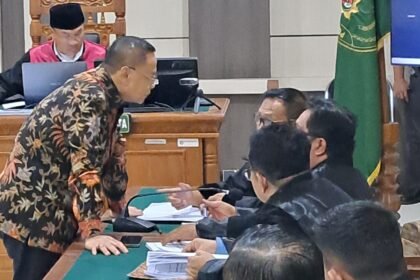 SIDANG KORUPSI--Bupati Pati nonaktif, Sudewo (baju batik) bicara dengan penasihat hukumnya saat sidang di Tipikor, Senin (15/6/2026). (bae)