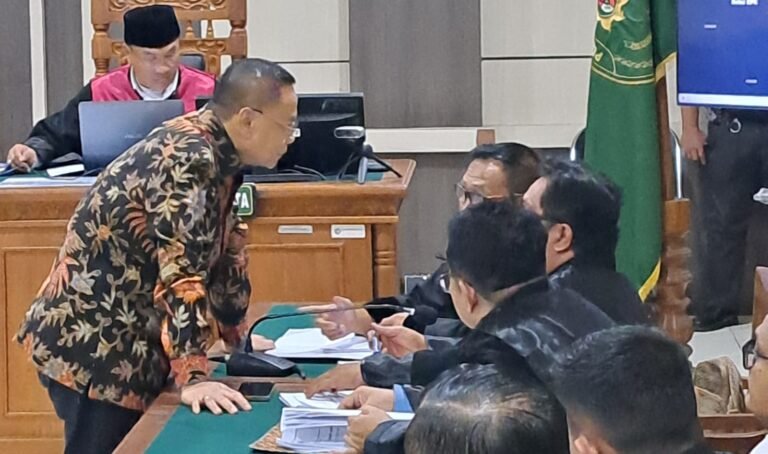 SIDANG KORUPSI--Bupati Pati nonaktif, Sudewo (baju batik) bicara dengan penasihat hukumnya saat sidang di Tipikor, Senin (15/6/2026). (bae)