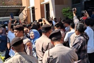MASSA RICUH--Massa pendukung Bupati Pati nonaktif, Sudewo, melembari kayu dan barang sekenanya ke depan pintu masuk pengadilan, Senin (29/6/2026). (bae)