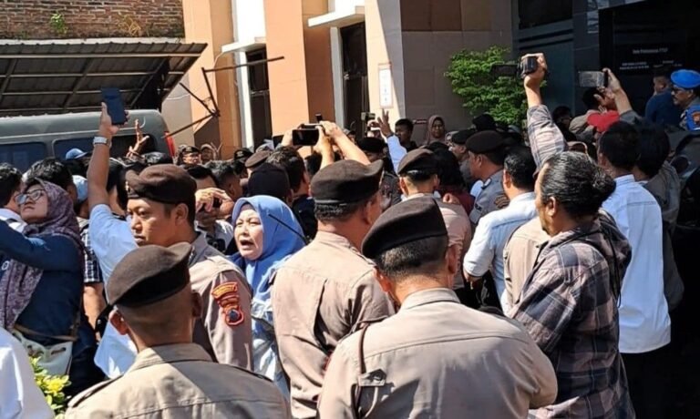 MASSA RICUH--Massa pendukung Bupati Pati nonaktif, Sudewo, melembari kayu dan barang sekenanya ke depan pintu masuk pengadilan, Senin (29/6/2026). (bae)
