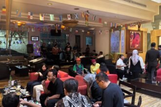 NOBAR DI BAR--Tamu Grand Candi berkumpul di Teratai Lounge, bar hotel, menunggu siaran pertandingan Piala Dunia. (ist)