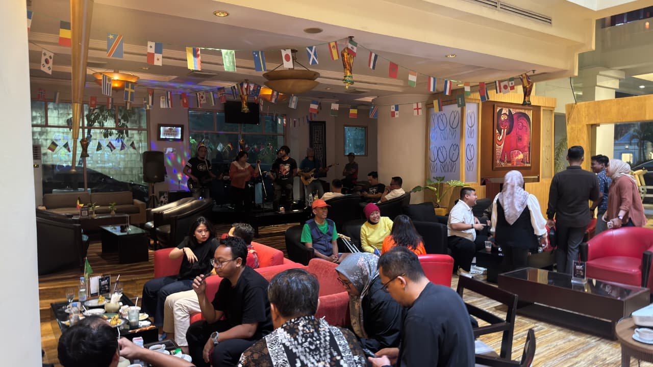 NOBAR DI BAR--Tamu Grand Candi berkumpul di Teratai Lounge, bar hotel, menunggu siaran pertandingan Piala Dunia. (ist)