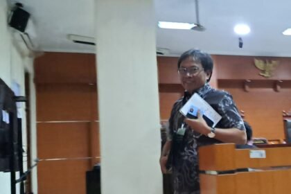 AHLI--Ketua Komisi Hukum dan Perundang-Undangan Dewan Pers, Abdul Manan meninggalkan ruang sidang usai dimintai keterangan di sidang gugatan TAGP vs Kemenhub di PTUN Semarang, Kamis (11/6/2026). (bae)