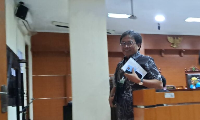 AHLI--Ketua Komisi Hukum dan Perundang-Undangan Dewan Pers, Abdul Manan meninggalkan ruang sidang usai dimintai keterangan di sidang gugatan TAGP vs Kemenhub di PTUN Semarang, Kamis (11/6/2026). (bae)