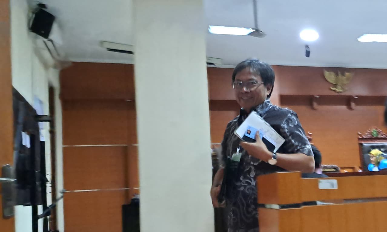 AHLI--Ketua Komisi Hukum dan Perundang-Undangan Dewan Pers, Abdul Manan meninggalkan ruang sidang usai dimintai keterangan di sidang gugatan TAGP vs Kemenhub di PTUN Semarang, Kamis (11/6/2026). (bae)