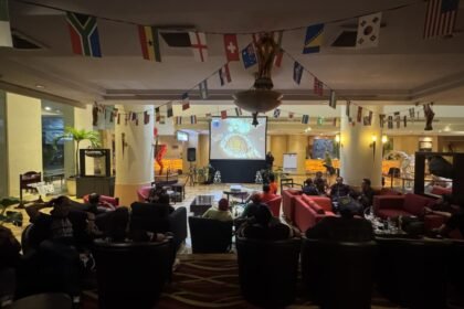 NOBAR BOLA--Masyarakat menunggu siaran pertandingan Piala Dunia di Teratai Lounge yang ruangannya dihias meriah dengan ornamen bendera negara-negara peserta. (ist)