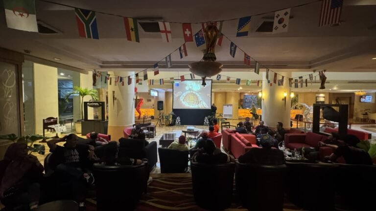 NOBAR BOLA--Masyarakat menunggu siaran pertandingan Piala Dunia di Teratai Lounge yang ruangannya dihias meriah dengan ornamen bendera negara-negara peserta. (ist)
