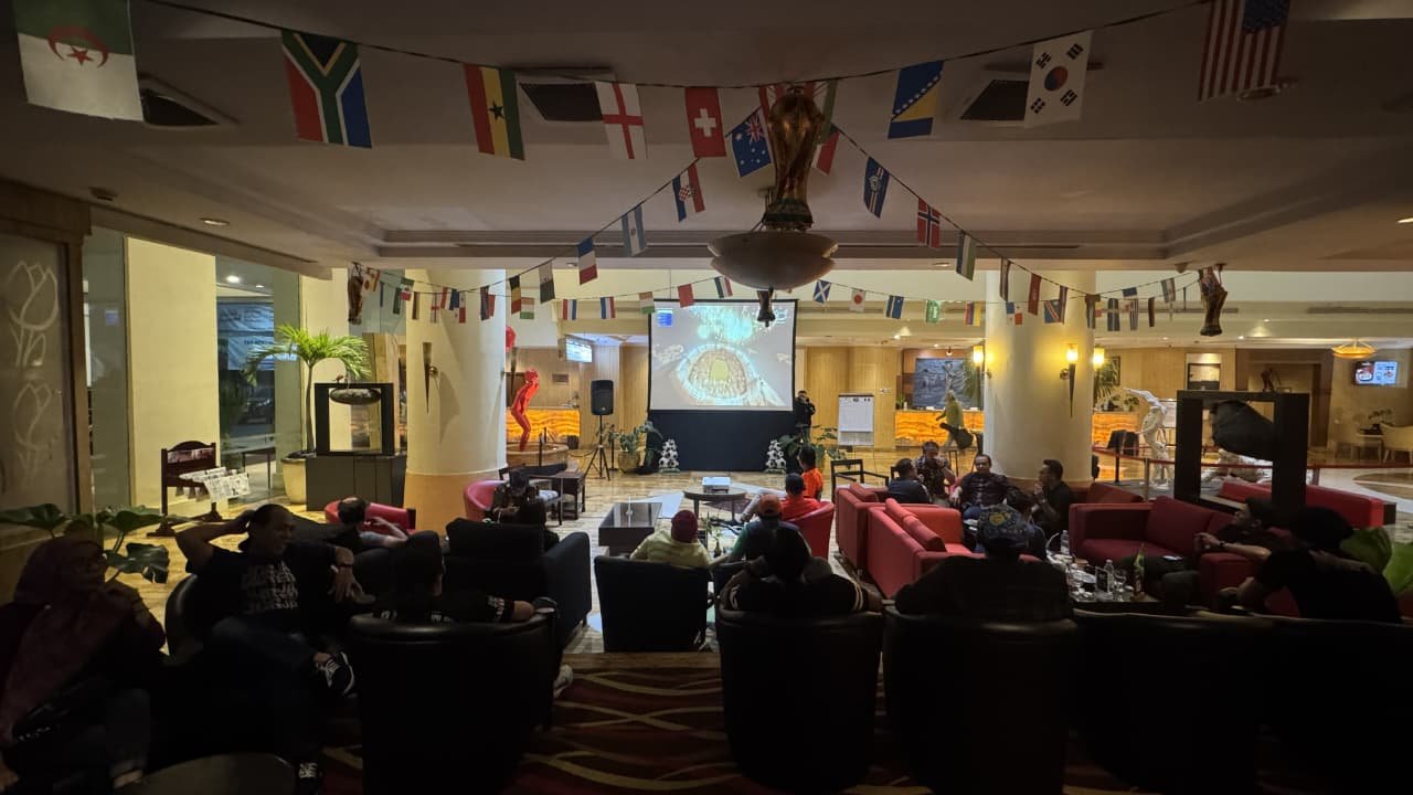 NOBAR BOLA--Masyarakat menunggu siaran pertandingan Piala Dunia di Teratai Lounge yang ruangannya dihias meriah dengan ornamen bendera negara-negara peserta. (ist)