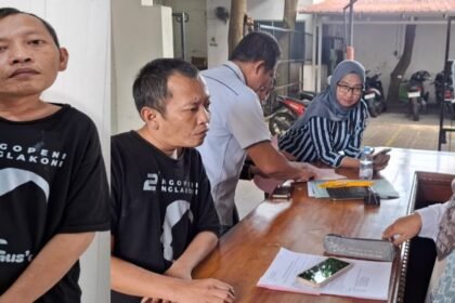 KIAI CABUL--Tampang Achmad Fauzi alias Abah Khan, pengasuh ponpes di Kota Semarang yang cabuli santriwatinya, mengenakan kaus 'Ngopeni Nglakoni' saat digelandang ke kantor Kejari Kota Semarang, Rabu (24/6/2026). (ist)