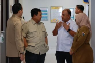 DISKUSI - Presiden RI Prabowo Subianto bersama Kepala BGN Dadan Hindayana di RS Koja, Jakarta Utara, Selasa (16/12/2025).
