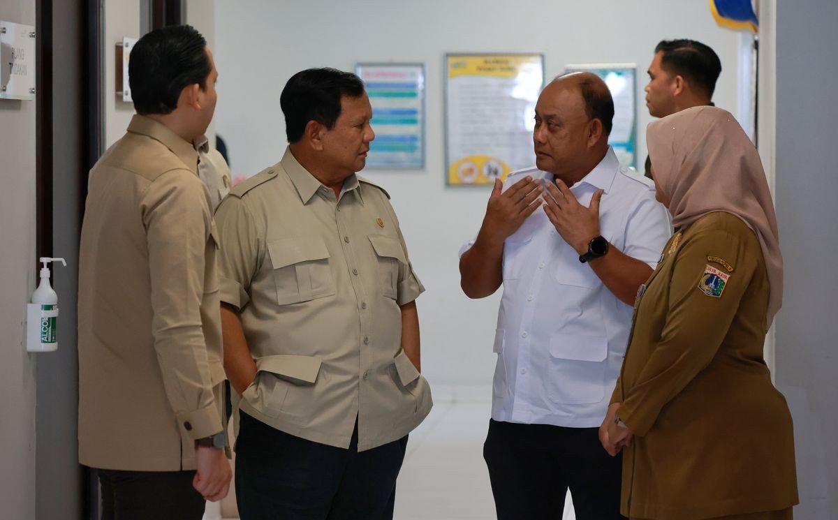DISKUSI - Presiden RI Prabowo Subianto bersama Kepala BGN Dadan Hindayana di RS Koja, Jakarta Utara, Selasa (16/12/2025).