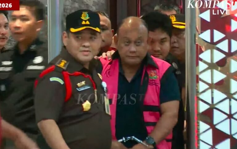 DADAN DITAHAN - Eks-Kepala BGN Dadan Hindayana langsung ditahan setelah ditetapkan sebagai tersangka oleh Kejaksaan Agung (Kejagung), Rabu (3/6/2026). (Tangkapan Layar Kompas TV)