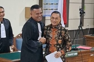 SIDANG KORUPSI--Bupati Pati nonaktif, Sudewo (baju batik) bersalaman sambil tersenyum usai sidang di Tipikor, Senin (15/6/2026). (bae)