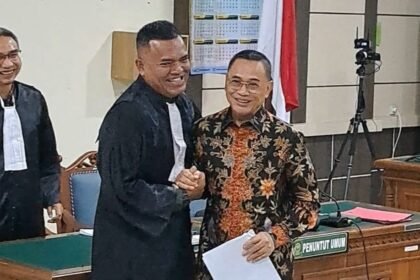 SIDANG KORUPSI--Bupati Pati nonaktif, Sudewo (baju batik) bersalaman sambil tersenyum usai sidang di Tipikor, Senin (15/6/2026). (bae)