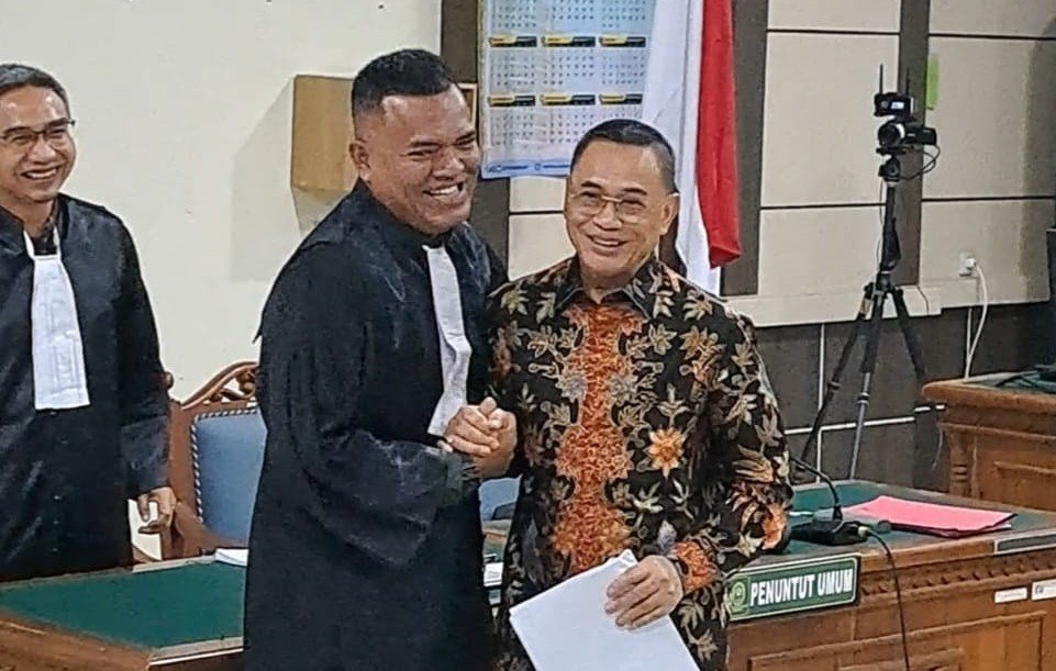 SIDANG KORUPSI--Bupati Pati nonaktif, Sudewo (baju batik) bersalaman sambil tersenyum usai sidang di Tipikor, Senin (15/6/2026). (bae)