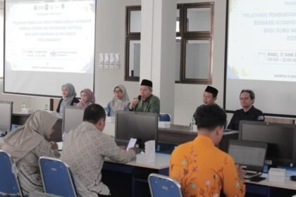 PELATIHAN GURU--Guru madrasah swasta di Kota Semarang sedang belajar tentang pembelajaran interaktif di Unwahas. (ist)