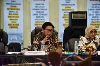 PAPARAN - Anggota DPR RI dari Fraksi Golkar, Andhika Satya Wasistho menyampaikan pemaparan terkait tanggung jawab industri saat Kunjungan Kerja Panitia Khusus DPR RI dalam rangka pembahasan Rancangan Undang-Undang tentang Desain Industri ke Provinsi Jawa Tengah.