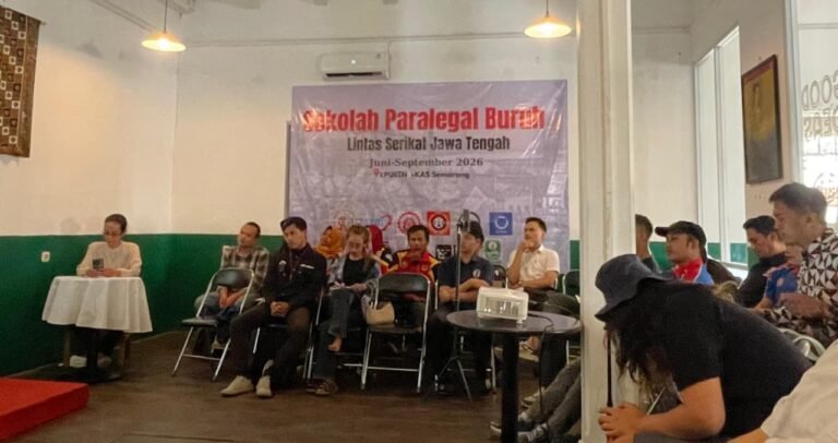SEKOLAH PARALEGAL--Perwalilan buruh dari berbagai serikat mengikuti launching Sekolah Paralegal di Kota Lama Semarang, Sabtu (20/6/2026). (ist)