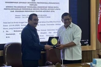 JALIN MOU‐-PERADI Profesional dan Dekan FH UNS (dari kiri) menunjukkan berkas MoU. (ist)
