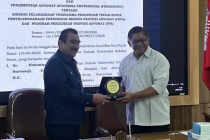 JALIN MOU‐-PERADI Profesional dan Dekan FH UNS (dari kiri) menunjukkan berkas MoU. (ist)