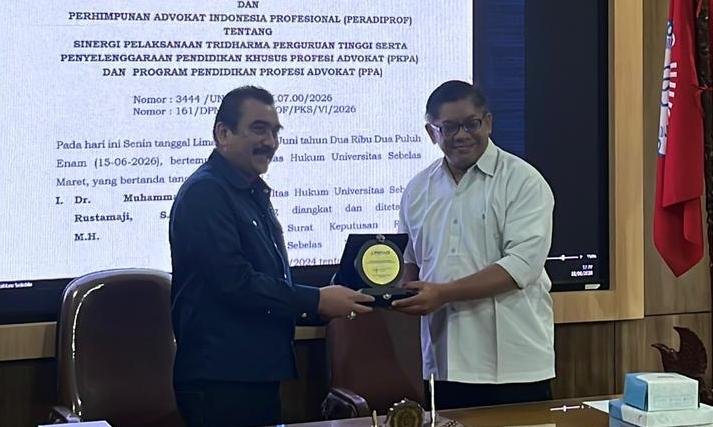 JALIN MOU‐-PERADI Profesional dan Dekan FH UNS (dari kiri) menunjukkan berkas MoU. (ist)