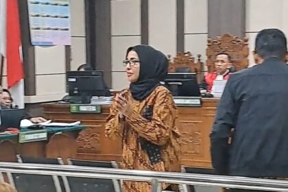 SAKSI SIDANG--Istri mantan Pangdam IV/Diponegoro Letjen TNI Widi Prasetijono, Novita Permatasari (batik) berdiri usai bersaksi di sidang pencucian uang korupsi BUMD Cilacap, Senin (15/6/2026). (bae)