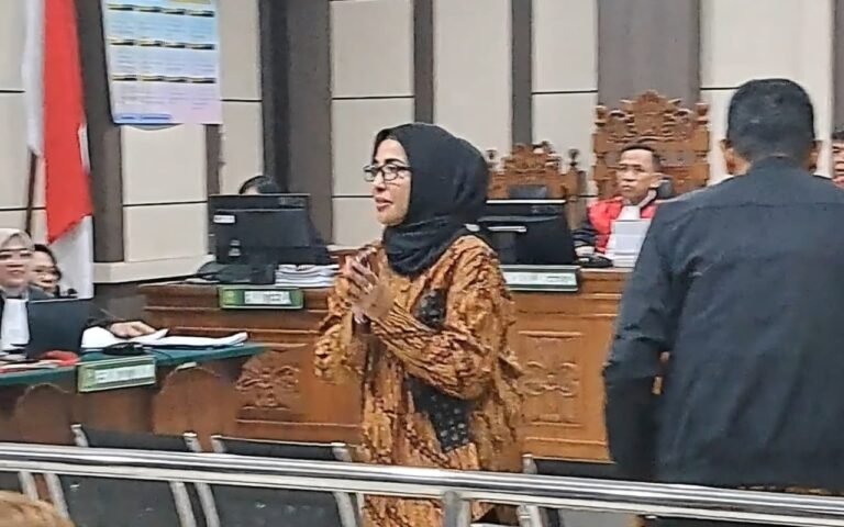 SAKSI SIDANG--Istri mantan Pangdam IV/Diponegoro Letjen TNI Widi Prasetijono, Novita Permatasari (batik) berdiri usai bersaksi di sidang pencucian uang korupsi BUMD Cilacap, Senin (15/6/2026). (bae)
