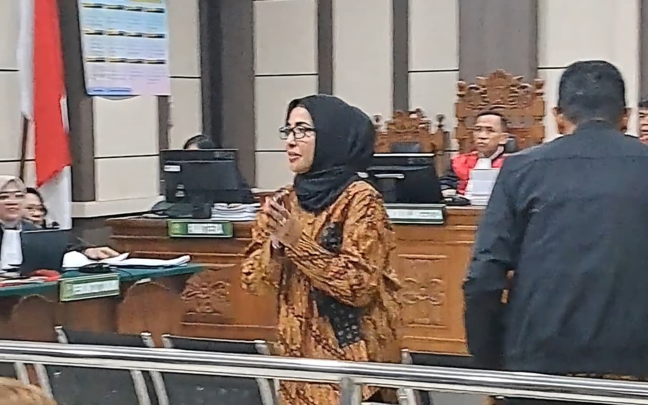 SAKSI SIDANG--Istri mantan Pangdam IV/Diponegoro Letjen TNI Widi Prasetijono, Novita Permatasari (batik) berdiri usai bersaksi di sidang pencucian uang korupsi BUMD Cilacap, Senin (15/6/2026). (bae)