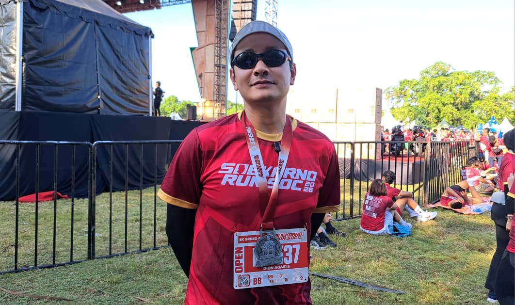 PAMER MEDALI--Dion Agasi Setiabudi, Wakil Bupati Purworejo berpose cool sambil menunjukkan medali Soekarno Run SOC 2026. (bae)