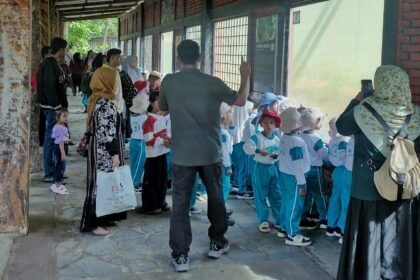LIHAT SATWA--Rombongan anak-anak bersama pendamping sedang melihat satwa di Semarang Zoo. (ist)