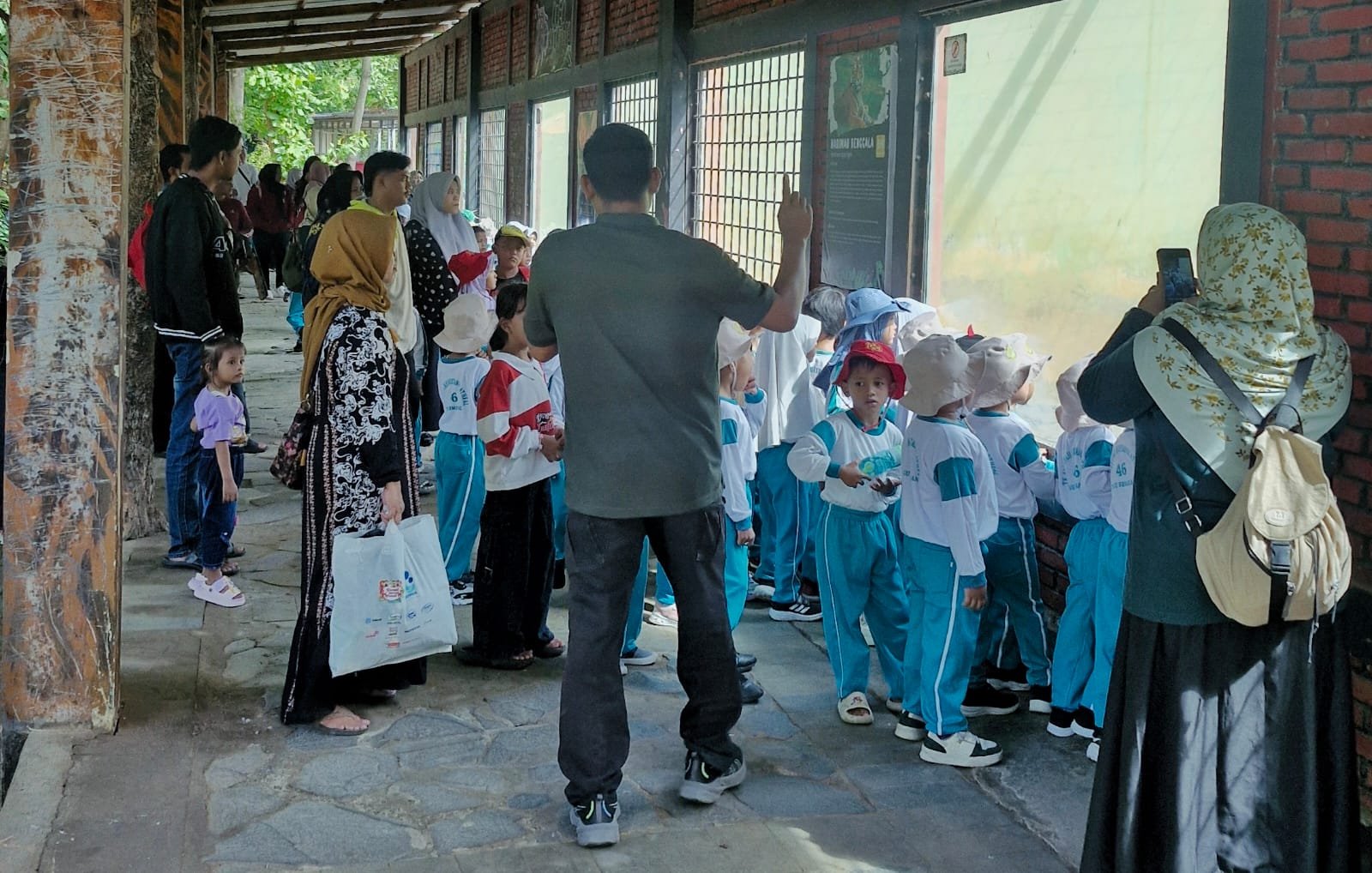 LIHAT SATWA--Rombongan anak-anak bersama pendamping sedang melihat satwa di Semarang Zoo. (ist)