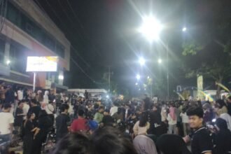 GERUDUK PELAKU‐-Ribuan mahasiswa Unnes menggeruduk terduga pelaku pelecehan seksual yang diamankan di pos satpam. (Foto dari akun X @unicefess).