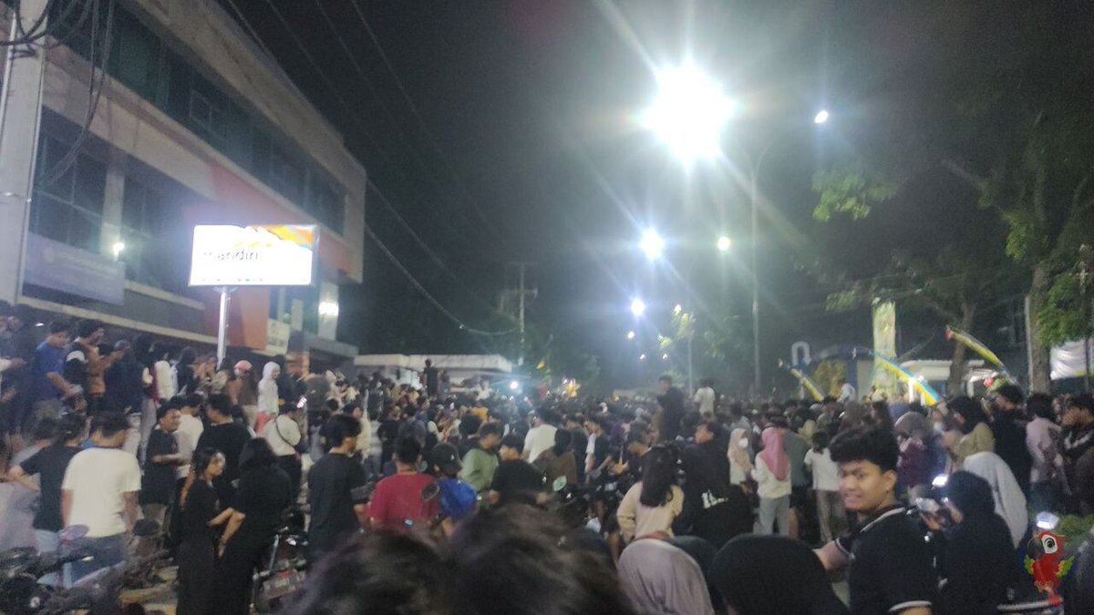GERUDUK PELAKU‐-Ribuan mahasiswa Unnes menggeruduk terduga pelaku pelecehan seksual yang diamankan di pos satpam. (Foto dari akun X @unicefess).