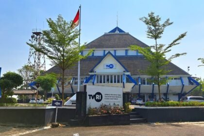 KANTOR TVRI--Gedung utama Kantor operasional TVRI Jawa Tengah tampak menjulang di Jalan Pucang Gading Raya, Demak. (bae)