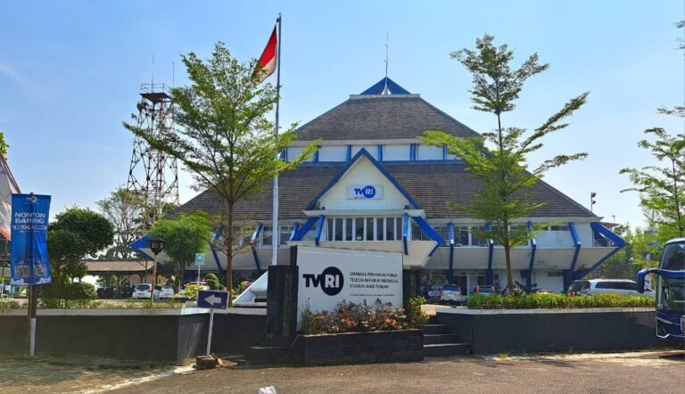 KANTOR TVRI--Gedung utama Kantor operasional TVRI Jawa Tengah tampak menjulang di Jalan Pucang Gading Raya, Demak. (bae)
