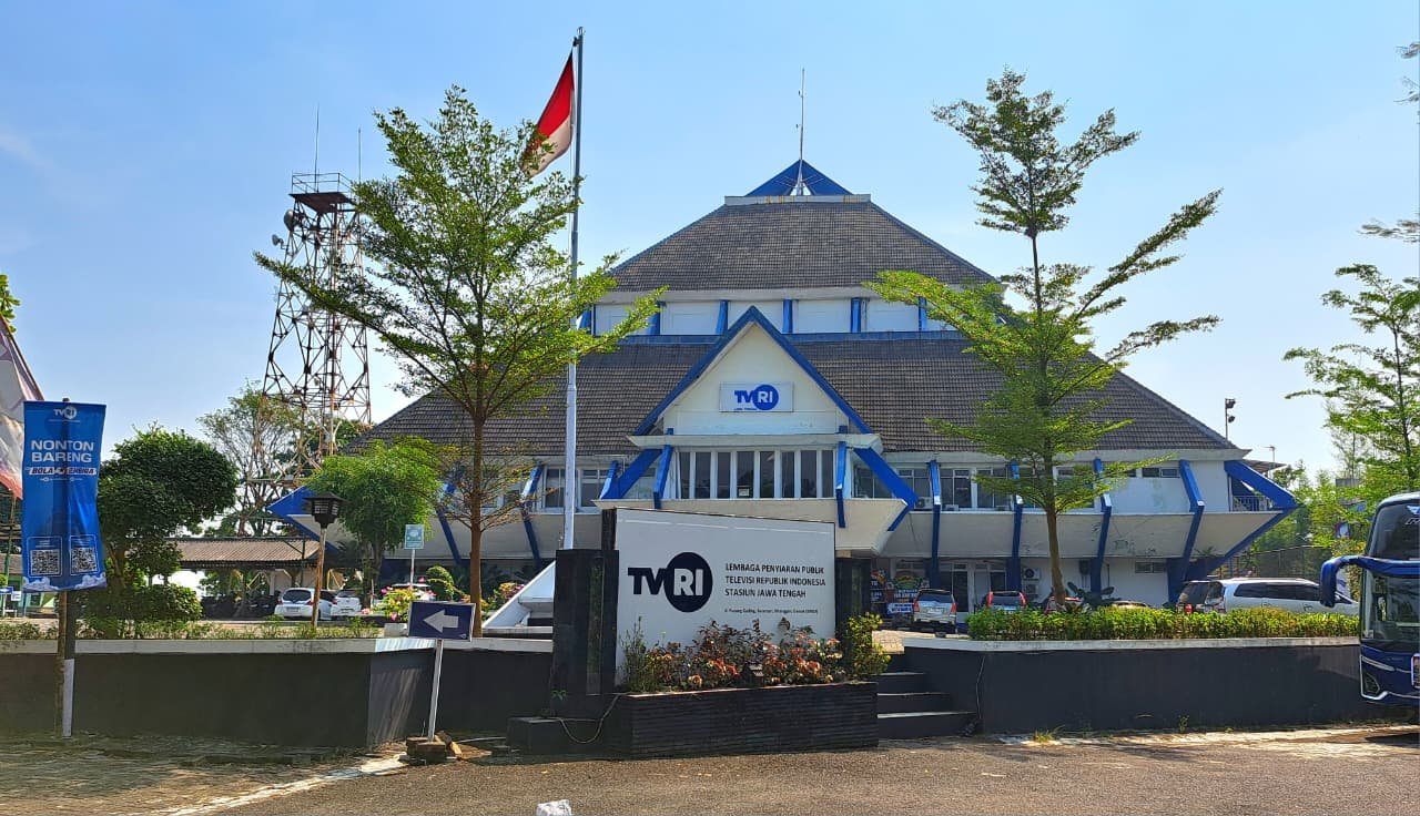 KANTOR TVRI--Gedung utama Kantor operasional TVRI Jawa Tengah tampak menjulang di Jalan Pucang Gading Raya, Demak. (bae)