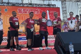 DAPAT MOBIL--Pelari asal Boyolali, Fikri (berkacamata hitam) menerima hadiah mobil listrik secara simbolis di panggung Soekarno Run SOC 2026. (rng)