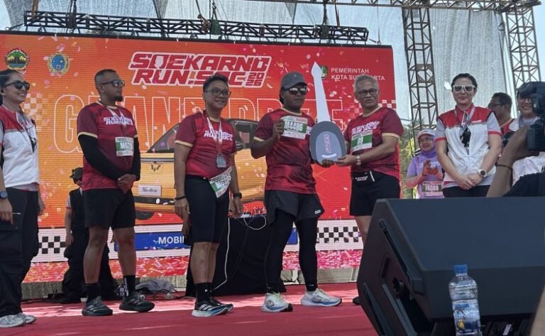 DAPAT MOBIL--Pelari asal Boyolali, Fikri (berkacamata hitam) menerima hadiah mobil listrik secara simbolis di panggung Soekarno Run SOC 2026. (rng)