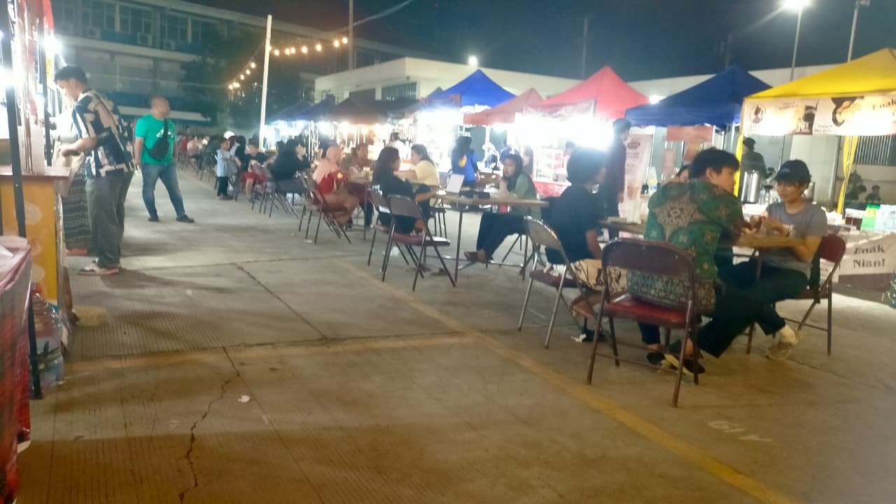 BIKIN SUASANA MALAM HIDUP - Pengunjung mulai memadati Muladi Dome dari sore hingga malam, Selasa (2/6/2026). Temci Never Sleep 2026 sajikan kulineran sambil menikmati live musik, bikin Muladi Dome lebih hidup saat malam hari. (dul)