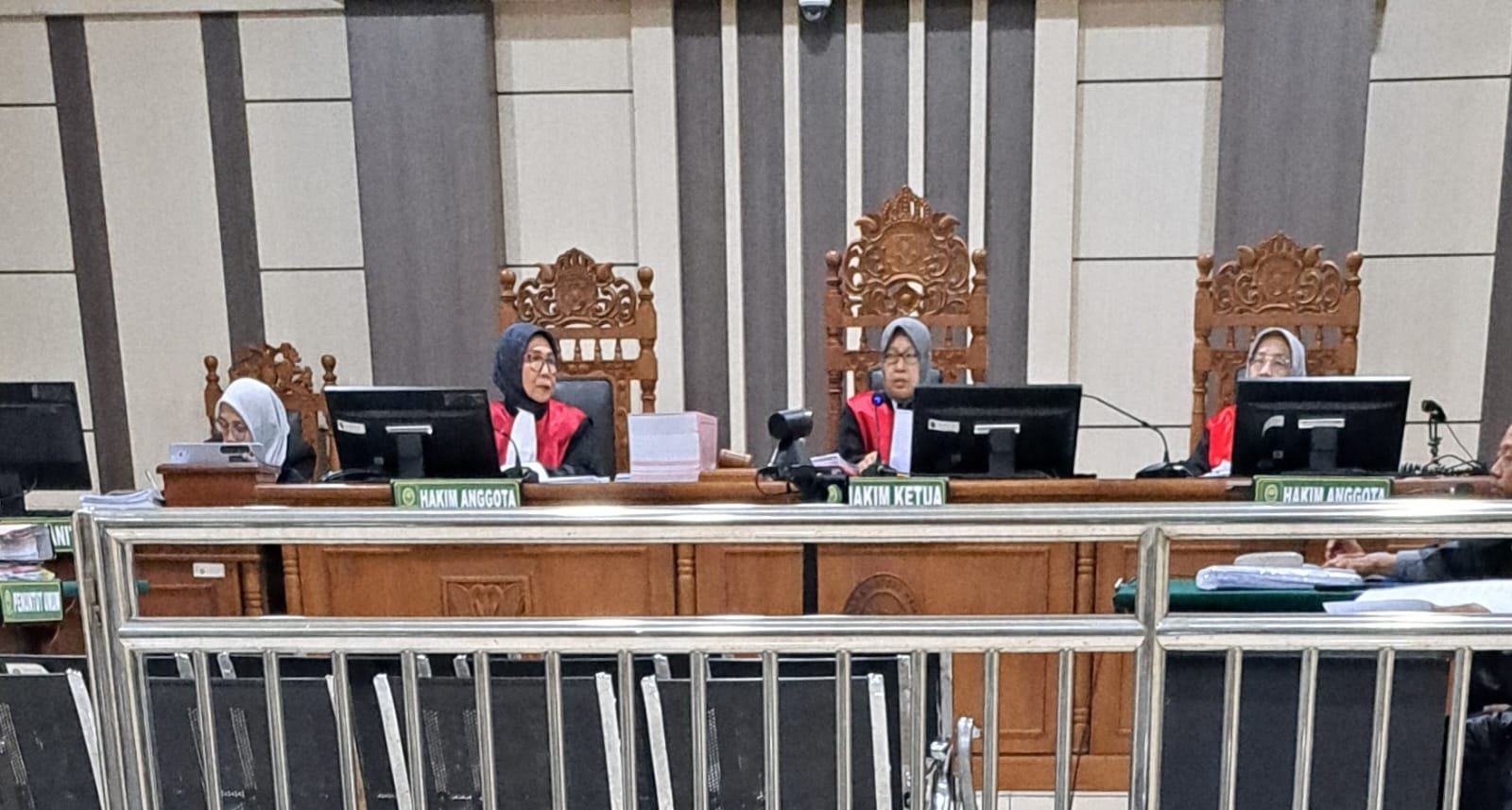 PUNGLI PPG--Majelis hakim Pengadilan Tipikor Semarang mulai menyidangkan kasus pungli PPG, terdakwa mengikuti sidang secara daring dari lapas, Selasa (2/7/2026). (bae)