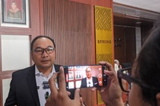 BERI KETERAGAN - Kepala Dinkes Semarang, Abdul hakam, memberi keterangan kepada sejumlah awak media. (dul)