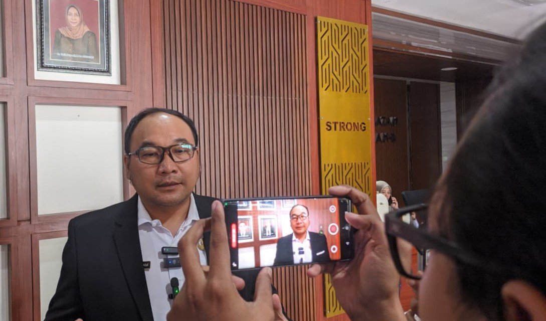 BERI KETERAGAN - Kepala Dinkes Semarang, Abdul hakam, memberi keterangan kepada sejumlah awak media. (dul)