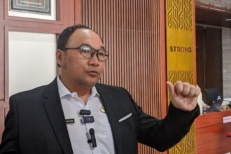BERI KETERAGAN - Kepala Dinkes Semarang, Abdul hakam, memberi keterangan kepada sejumlah awak media. (dul)