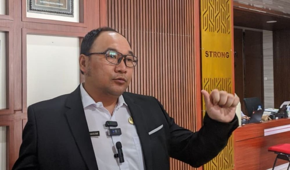 BERI KETERAGAN - Kepala Dinkes Semarang, Abdul hakam, memberi keterangan kepada sejumlah awak media. (dul)
