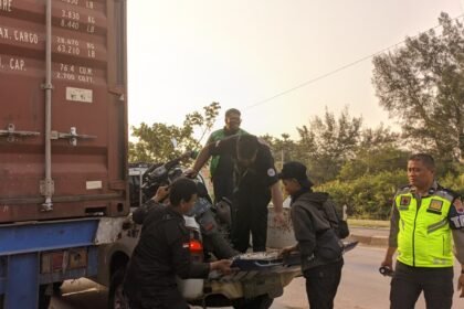 EVAKUASI BARANG BUKTI - Polisi mengevakuasi sepeda motor N-Max yang mengalami kecelakaan menabrak truk yang sedang diparkir di pinggir jalan, di Jalan Arteri Yos Sudarso, kawasan Cipta, Bandarharjo, Semarang Utara, Rabu (3/6/2026). (dul)
